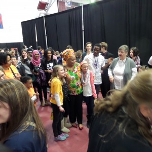 Leymah Gbowee poses with kids after her talk.